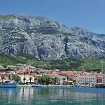 Gorgeous Apartment In Makarska With Lake View *