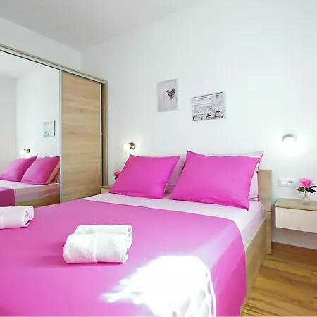 Apartment Gorgeous Apartment In Makarska With Lake View