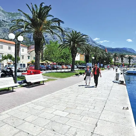 Gorgeous Apartment In Makarska With Lake View *