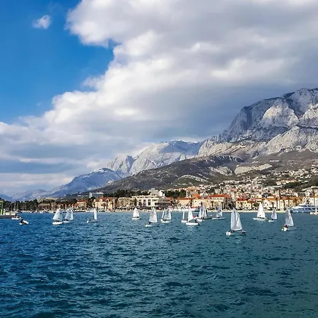 Gorgeous Apartment In Makarska With Lake View Apartment *